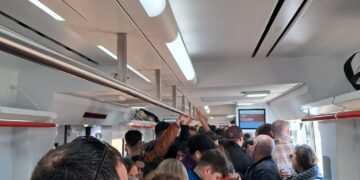 Colapsos, retrasos y sardinas en lata: así es la odisea de moverse en Cercanías Renfe durante las Fallas 2025
