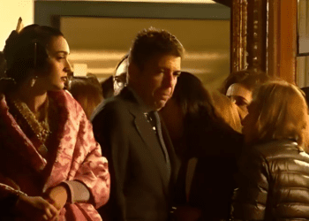 Carlos Mazón rompe su silencio fallero y asiste a la Cremà de la falla municipal desde el balcón del Ayuntamiento