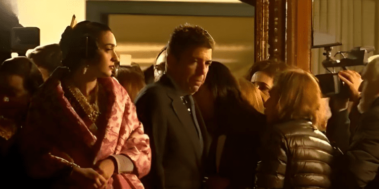 Carlos Mazón rompe su silencio fallero y asiste a la Cremà de la falla municipal desde el balcón del Ayuntamiento 1 Carlos Mazón rompe su silencio fallero y asiste a la Cremà de la falla municipal desde el balcón del Ayuntamiento