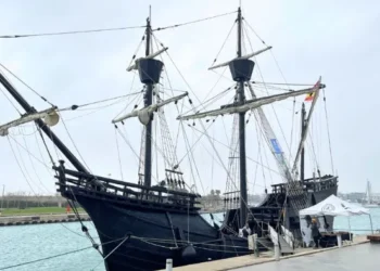 La Nao Victoria atraca en Marina Port para emprender la gira Europea en Valencia