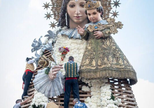Ofrenda de Fallas 2025: El manto de la Virgen de los Desamparados estará inspirado en la esencia fallera y la tradición devocional