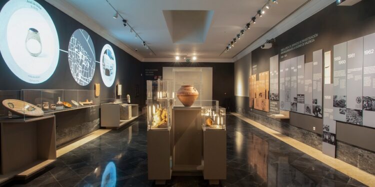 La Exposición de los 75 años del SIAM tiene más visitas que varios museos de Valencia e inicia visitas guiadas