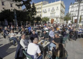 Amics del Carme y Federación de Vecinos piden al Ayuntamiento cumpla con la reducción de terrazas en la Plaza de la Virgen