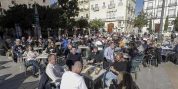 Amics del Carme y Federación de Vecinos piden al Ayuntamiento cumpla con la reducción de terrazas en la Plaza de la Virgen