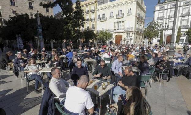 Amics del Carme y Federación de Vecinos piden al Ayuntamiento cumpla con la reducción de terrazas en la Plaza de la Virgen 1 Amics del Carme y Federación de Vecinos piden al Ayuntamiento cumpla con la reducción de terrazas en la Plaza de la Virgen