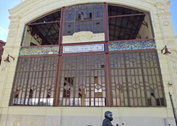 Los tinglados del puerto de Valencia de las goteras, cagadas de palomas y cristaleras rotas