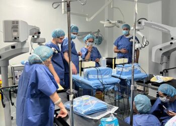 Dos oftalmólogos de Vithas devuelven la visión a más de 400 hondureños