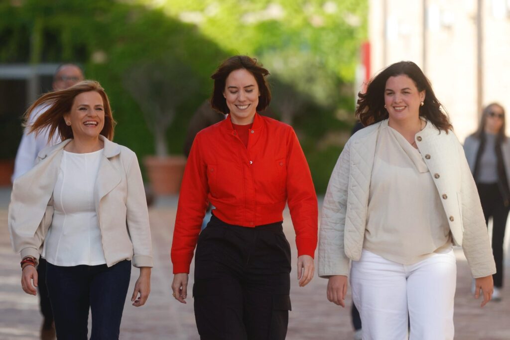 Pilar Bernabé da un paso al frente: “Nunca más Valencia tendrá una alcaldesa que mire hacia otro lado” 7 %E2%80%8BPilar Bernabe Diana Morant y la eurodiputada Sandra Gomez 5