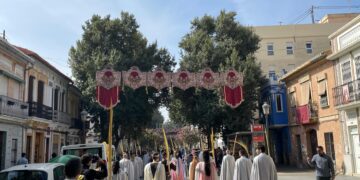 La calle de la Reina se viste de gala por el centenario de la Junta Mayor de la Semana Santa Marinera de Valencia