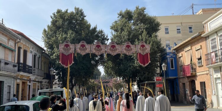 La calle de la Reina se viste de gala por el centenario de la Junta Mayor de la Semana Santa Marinera de Valencia 1 La calle de la Reina se viste de gala por el centenario de la Junta Mayor de la Semana Santa Marinera de Valencia
