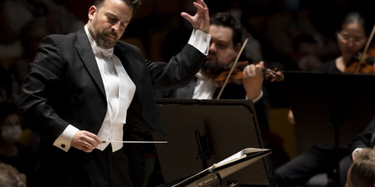 James Gaffigan se despide como director titular de Les Arts con la cantata ‘Alexánder Nevski’, de Prokófiev