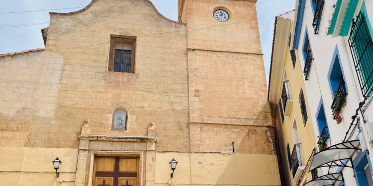 La Iglesia de Sant Bertomeu de Finestrat abre sus puertas después de 3 años cerrada