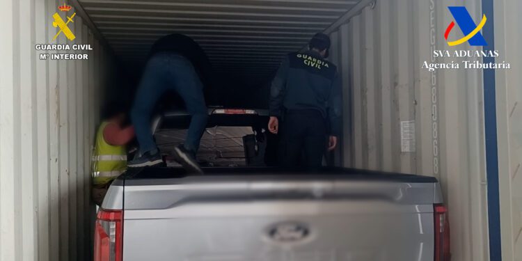 Recuperan vehículos de alta gama ocultos en contenedores en el Puerto de Valéncia