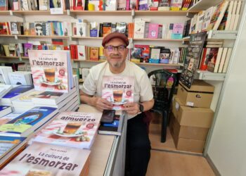 Paco Alonso firma La cultura del almuerzo en la Feria del Libro de Valencia 2025