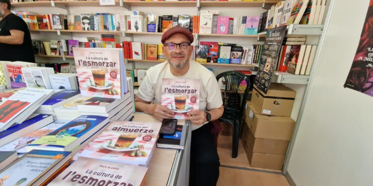 Paco Alonso firma La cultura del almuerzo en la Feria del Libro de Valencia 2025