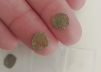 Localizan en las Islas Columbretes más de 30 monedas sin acuñar de un taller de falsificación de finales del siglo XVII