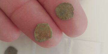 Localizan en las Islas Columbretes más de 30 monedas sin acuñar de un taller de falsificación de finales del siglo XVII