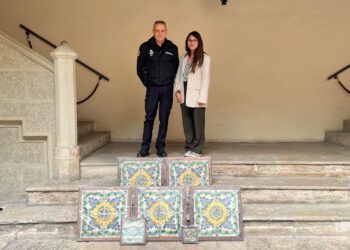 La Policía de la Generalitat Valenciana recupera 22 azulejos del siglo XVIII que pertenecen al Palau dels Català de Valeriola