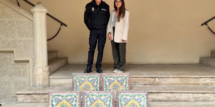 La Policía de la Generalitat Valenciana recupera 22 azulejos del siglo XVIII que pertenecen al Palau dels Català de Valeriola