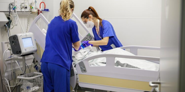 El Hospital La Fe obtiene una acreditación internacional que avala la excelencia en la atención a las personas mayores en Urgencias