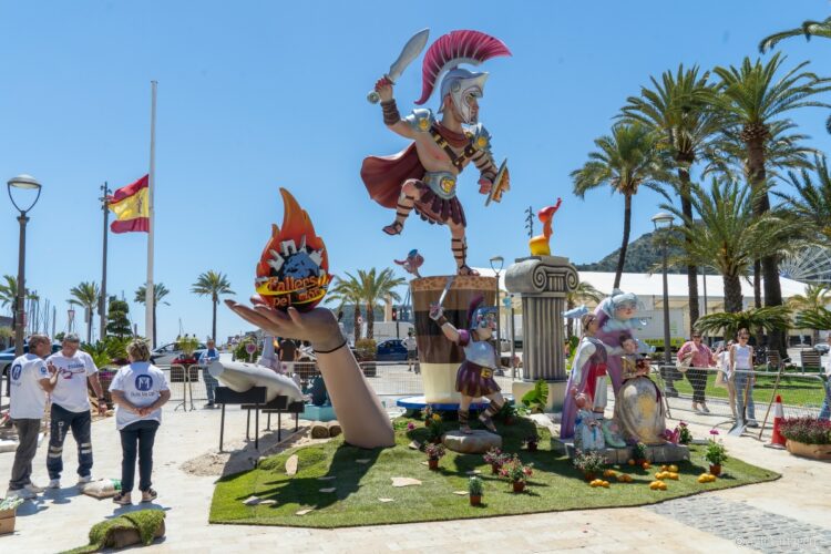 Mascletà de 350kg disparada por Nadal-Martí, paella gigante y fallas en Cartagena