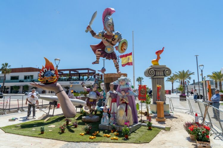 Mascletà de 350kg disparada por Nadal-Martí, paella gigante y fallas en Cartagena