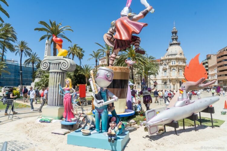 Mascletà de 350kg disparada por Nadal-Martí, paella gigante y fallas en Cartagena