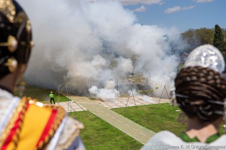 Mascletà de 350kg disparada por Nadal-Martí, paella gigante y fallas en Cartagena