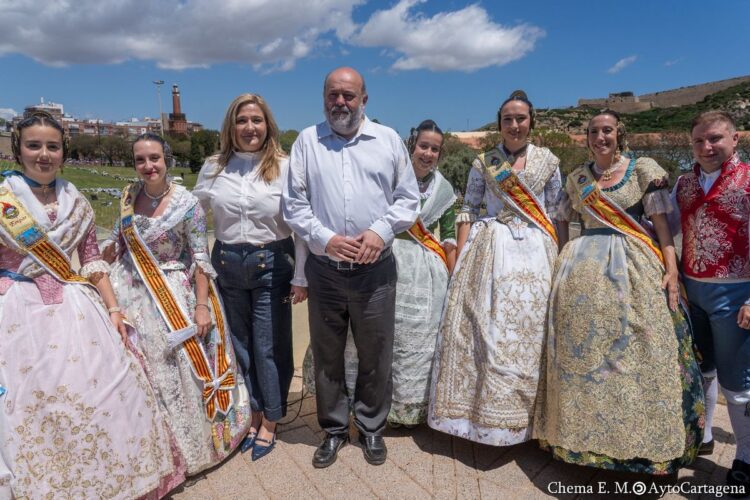 Mascletà de 350kg disparada por Nadal-Martí, paella gigante y fallas en Cartagena