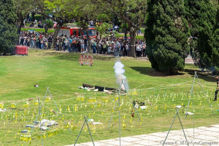 Mascletà de 350kg disparada por Nadal-Martí, paella gigante y fallas en Cartagena