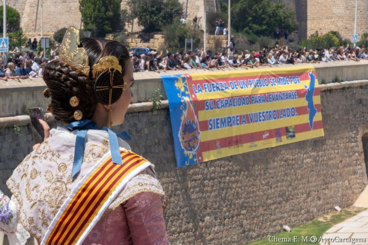 Mascletà de 350kg disparada por Nadal-Martí, paella gigante y fallas en Cartagena