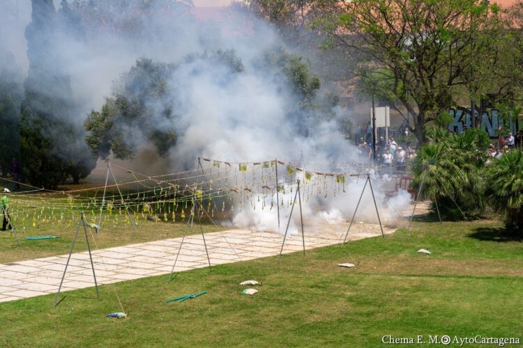 Mascletà de 350kg disparada por Nadal-Martí, paella gigante y fallas en Cartagena