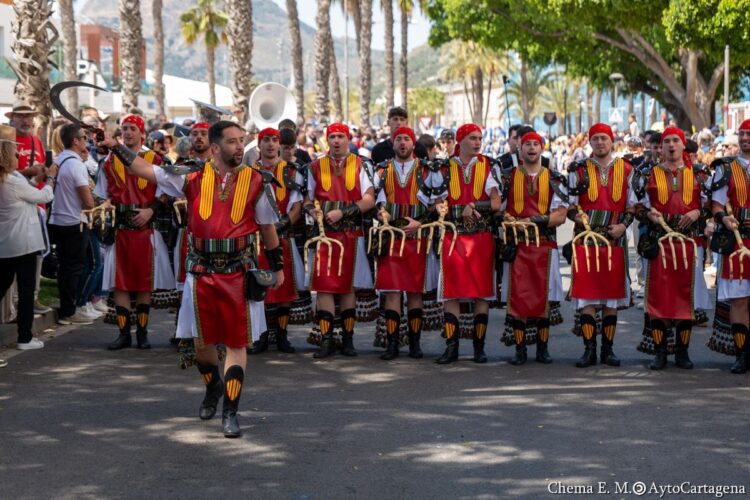 Mascletà de 350kg disparada por Nadal-Martí, paella gigante y fallas en Cartagena