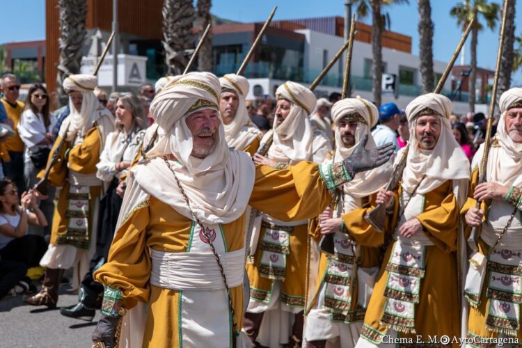 Mascletà de 350kg disparada por Nadal-Martí, paella gigante y fallas en Cartagena