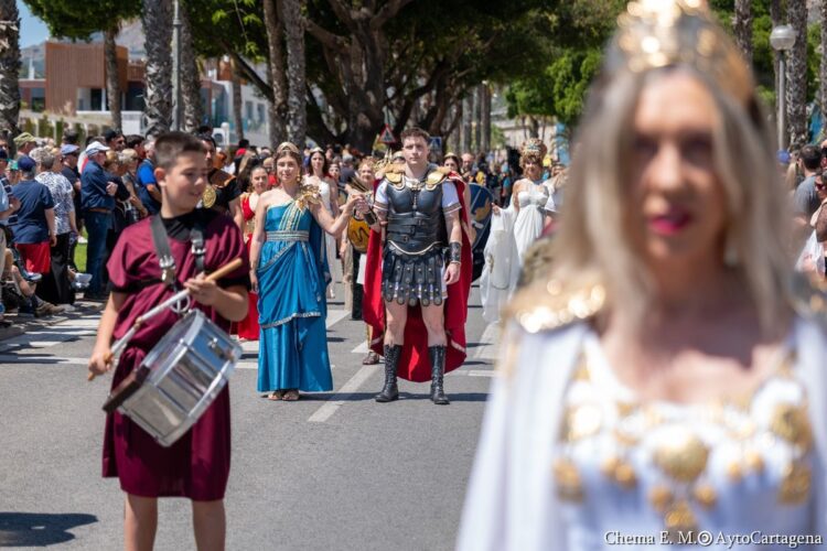 Mascletà de 350kg disparada por Nadal-Martí, paella gigante y fallas en Cartagena