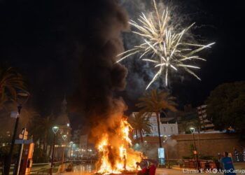 La cremà pone punto y final a las fallas de Fallers Pel Món en Cartagena
