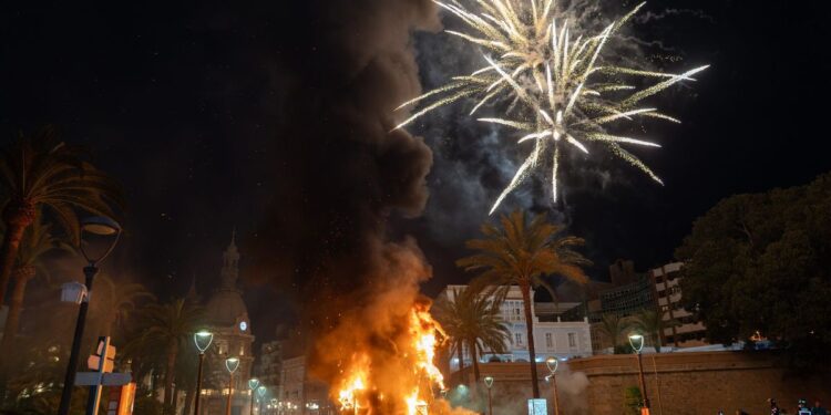 La cremà pone punto y final a las fallas de Fallers Pel Món en Cartagena