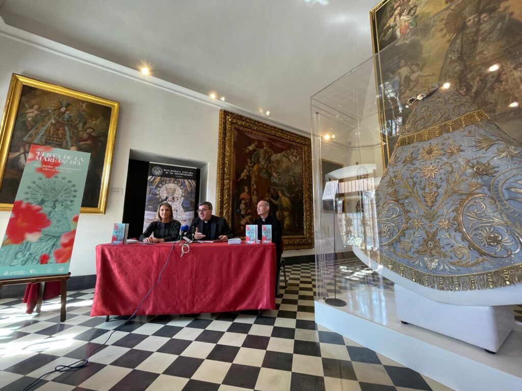 Festividad de la Mare de Déu dels Desamparats en Valencia 2025: cartel oficial, tapiz floral y una intensa agenda de actos 5 CARTEL MARE DE DEU VALENCIA 3