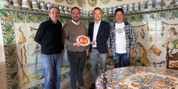 Manises estrecha vínculos con los comerciantes de China para promocionar la cerámica manisera