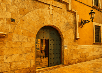 Valencia impulsa la declaración de la Casa Natalicia de Sant Vicent Ferrer y el Teatro Olympia como Bienes de Relevancia Local