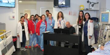 Concierto de piano para humanizar la atención sanitaria en el servicio de Diálisis del Hospital Universitario del Vinalopó