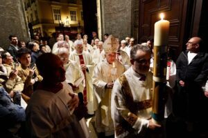 La Catedral acoge la solemne Vigilia Pascual, presidida por el Arzobispo Con la bendición del "nuevo fuego"