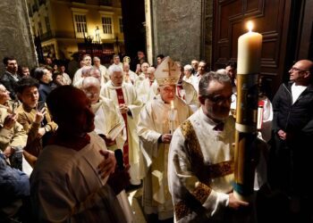 La Catedral acoge la solemne Vigilia Pascual, presidida por el Arzobispo Con la bendición del "nuevo fuego"