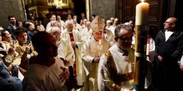 La Catedral acoge la solemne Vigilia Pascual, presidida por el Arzobispo Con la bendición del "nuevo fuego"
