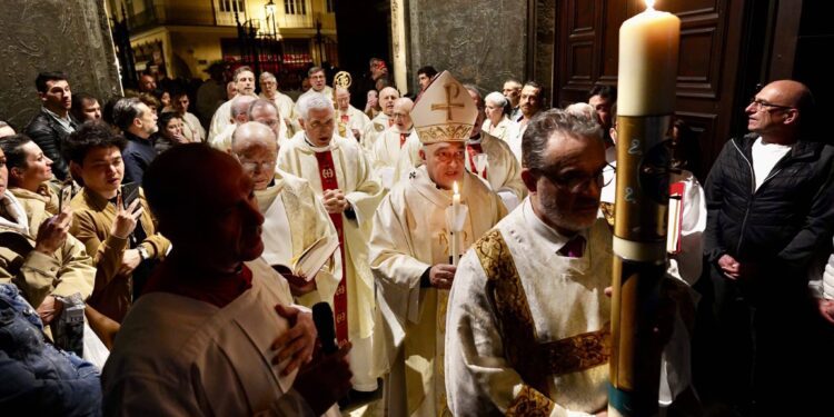 La Catedral acoge la solemne Vigilia Pascual con la bendición del "nuevo fuego" 1 La Catedral acoge la solemne Vigilia Pascual, presidida por el Arzobispo Con la bendición del "nuevo fuego"