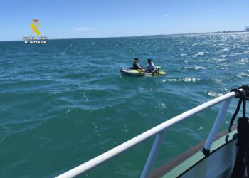 La Guardia Civil rescata a 2 personas que estaban navegando en KayakLa Guardia Civil rescata a 2 personas que estaban navegando en Kayak