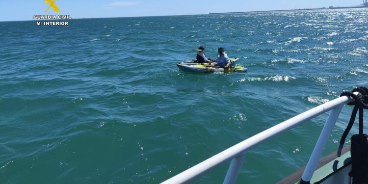 La Guardia Civil rescata a 2 personas que estaban navegando en Kayak 1 La Guardia Civil rescata a 2 personas que estaban navegando en KayakLa Guardia Civil rescata a 2 personas que estaban navegando en Kayak