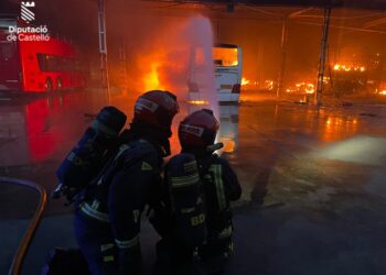 Autos Valldeuxenses (AVSA) de la Vall d'Uixó sufre otro pavoroso incendio 9 meses después
