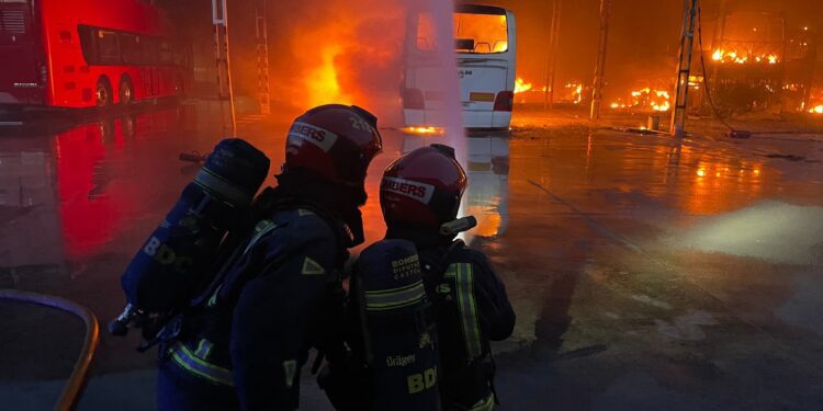 Autos Valldeuxenses (AVSA) de la Vall d'Uixó sufre otro pavoroso incendio 9 meses después