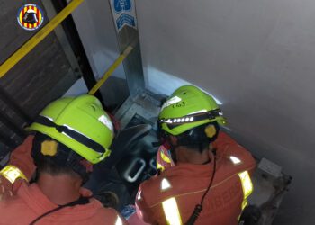 Intensa jornada de los Bomberos ayer: rescate en ascensores, llevar combustible a generadores,... 2 Intensa jornada de los Bomberos ayer: rescate en ascensores, llevar combustible a generadores,…